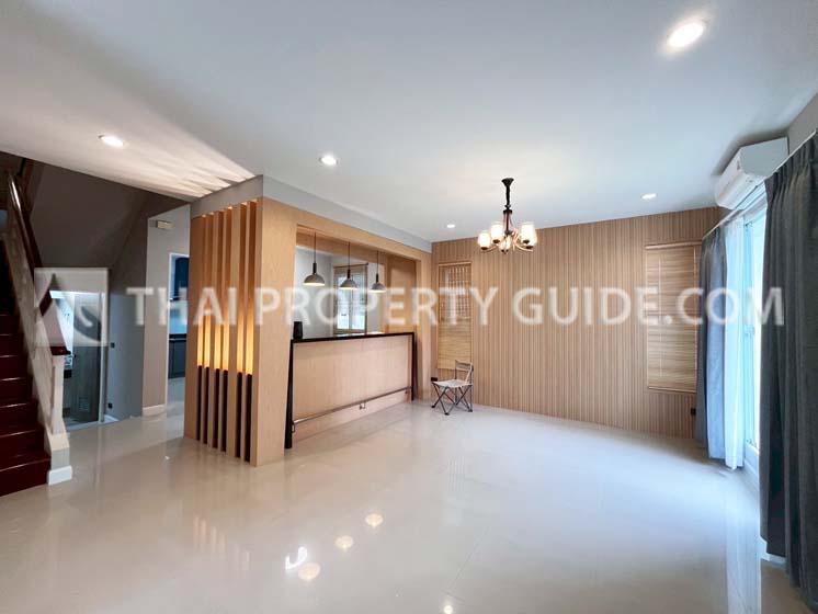 House with Shared Pool in Bangnatrad 